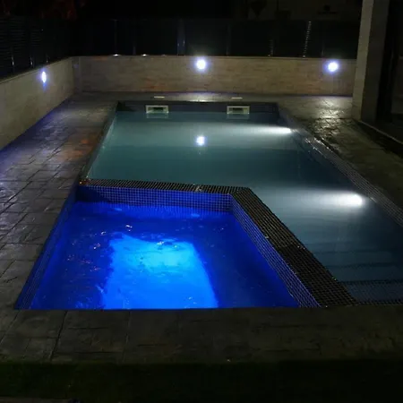 بيت للعطل De Lujo. Piscina Con Jacuzzi. إمبوريابرافا