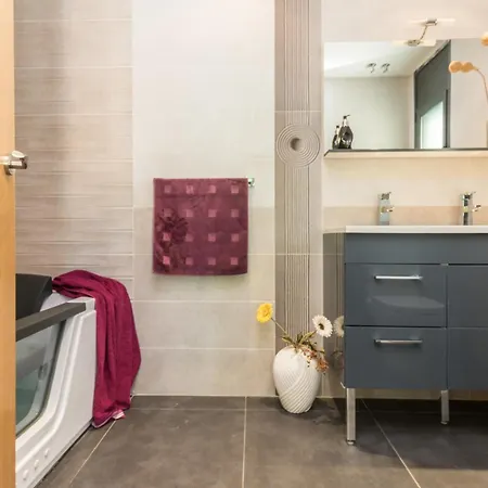 Holiday home De Lujo. Piscina Con Jacuzzi.