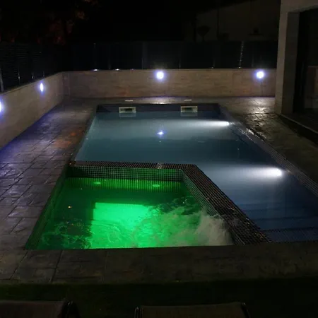Holiday home De Lujo. Piscina Con Jacuzzi. Empuriabrava