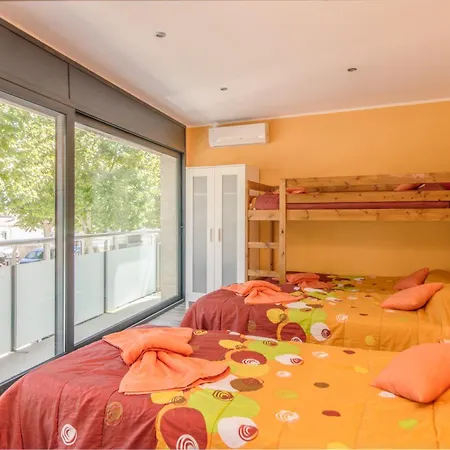 De Lujo. Piscina Con Jacuzzi. Holiday home Empuriabrava