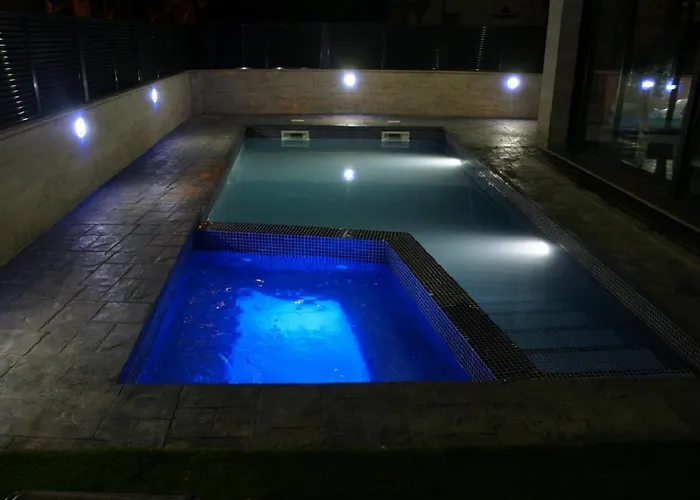別荘 De Lujo. Piscina Con Jacuzzi. エンプリアブラバ