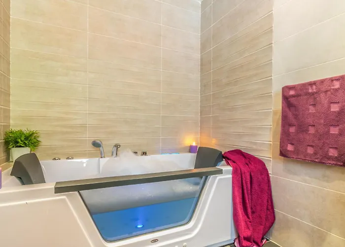 De Lujo. Piscina Con Jacuzzi. 別荘 エンプリアブラバ